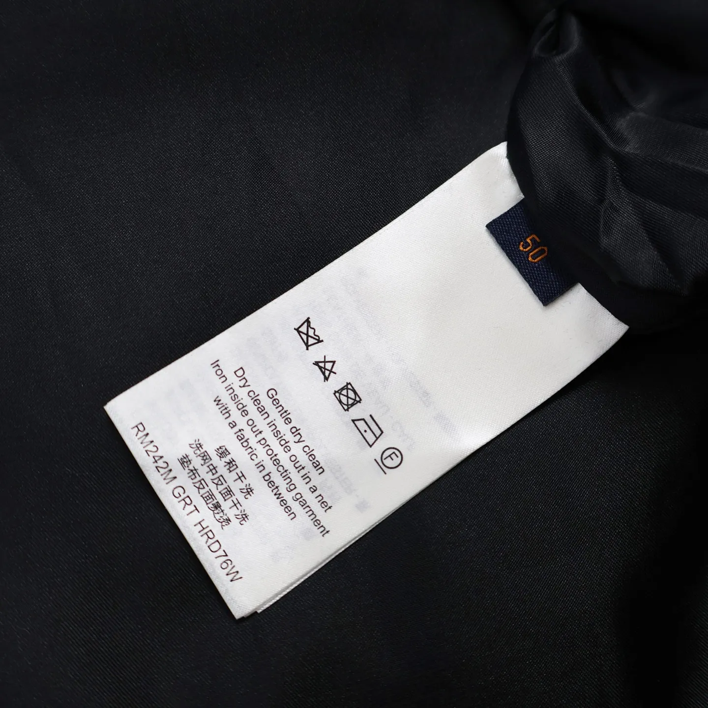 🅿️810 1v 25FW hooded fringed denim jacket. Purchased from ZP for the first time. The vintage siro jacquard sheer fabric is washed and polished with sand and gravel to form an aged texture. The color is too natural. The whole dress does not cut corners. The minimum size is 3 pounds. Heavy jacquard fringe craftsmanship creates the ultimate artistic sense. You can see how complex the craftsmanship of this dress is when you look at the actual thing. The leather tag on the hem has an iron mold pattern in the same color, and it is made of genuine first-layer cowhide suede, which distinguishes it from the vague versions on the market. The lacquered copper bright lettering is clear and delicate, environmentally friendly, fixed and spray-dyed. The sewing tube inside the clothes is hemmed with threads. The workmanship is fine and perfectly restored. It beats all versions on the market instantly. Size:46-48-50-52